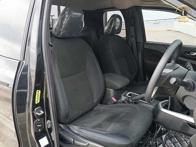 Nissan Navara 2.5D Turbo Calibre Blackedition 4ฒง 7795